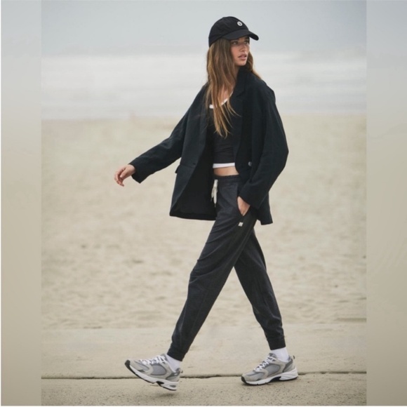 Vuori Performance Jogger Charcoal Heather - Picture 1 of 6